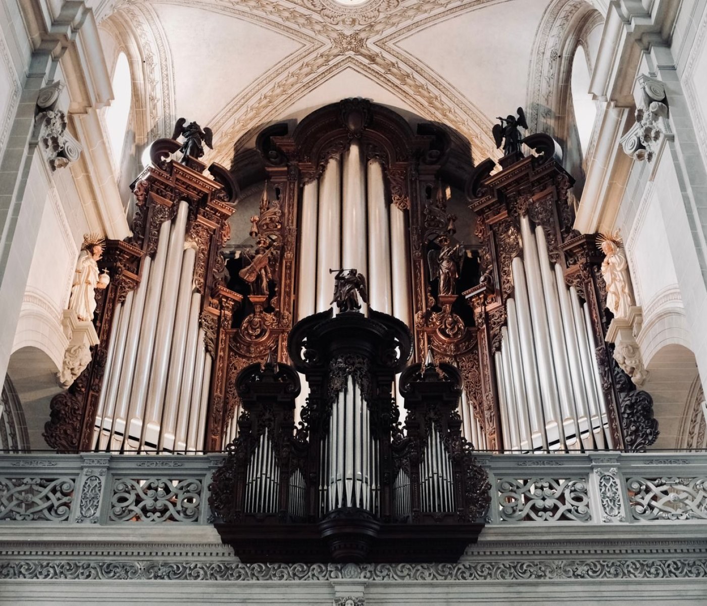 Spirituelle Bedeutung der Kirchenmusik: Klang, Seele, Glaube 1 Spirituelle Bedeutung der Kirchenmusik: Klang, Seele, Glaube